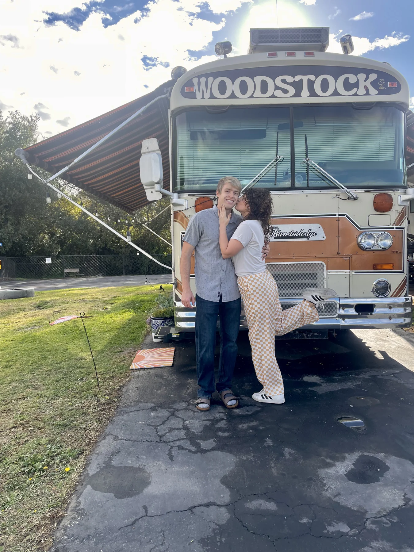 Elli and Ransom together in front of Woodstock